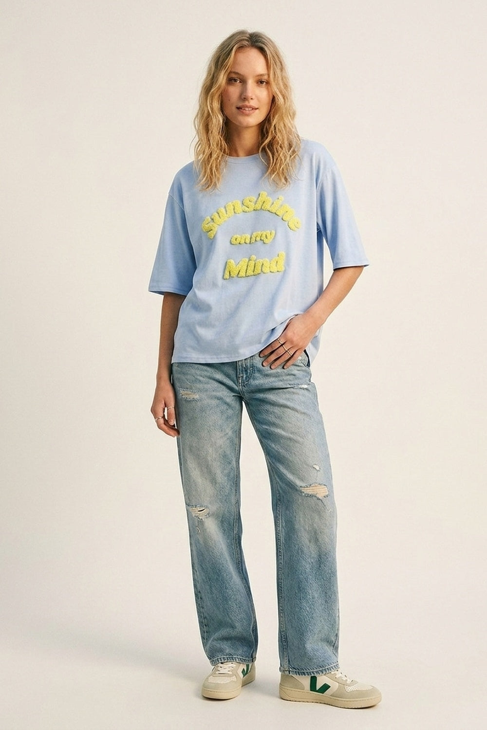 Camiseta Azul Claro de Caimento Solto com Letras Amarelas