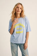 Camiseta Azul Claro de Caimento Solto com Letras Amarelas