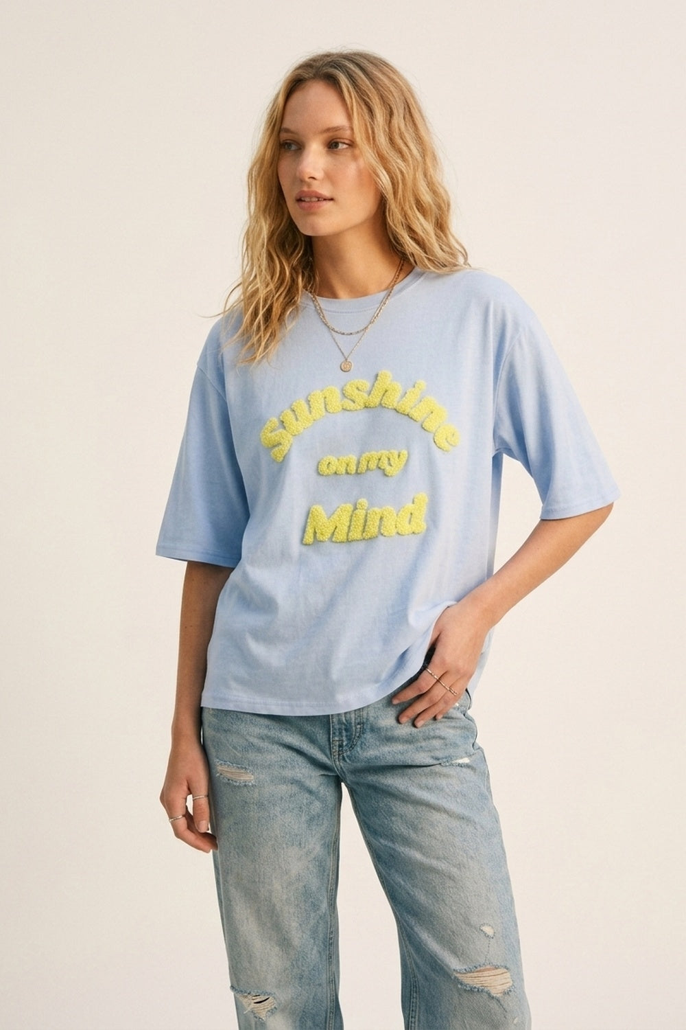 Camiseta Azul Claro de Caimento Solto com Letras Amarelas