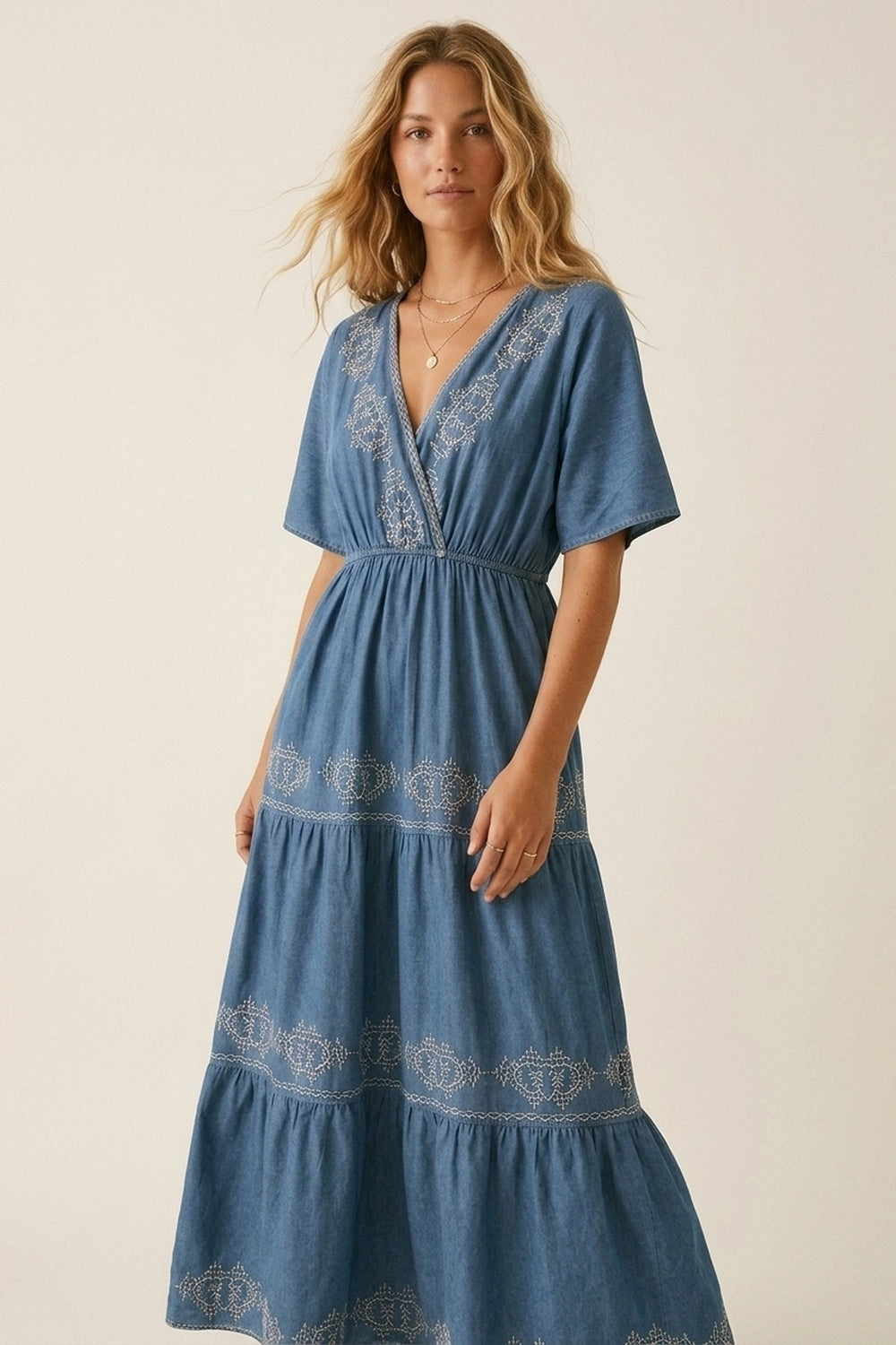 Vestido maxi bordado azul com decote em V