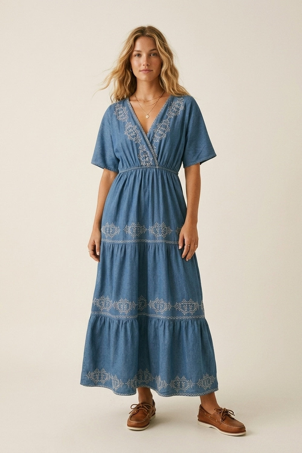 Vestido maxi bordado azul com decote em V