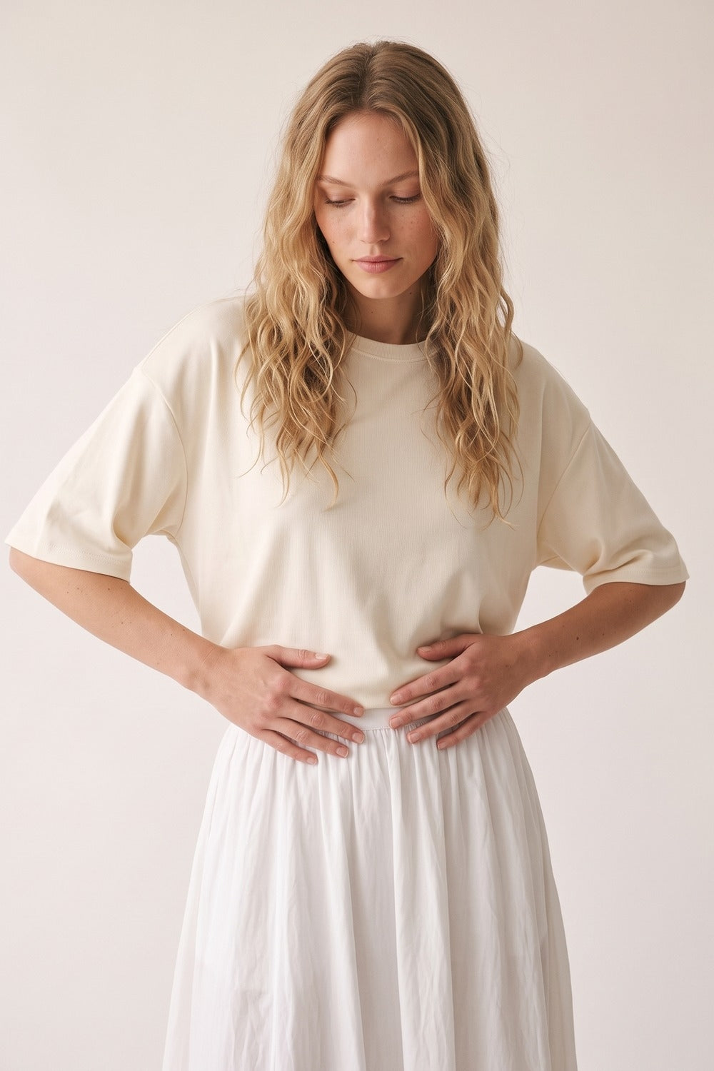 Camisola de Manga Curta com Gola Redonda e Corte Relaxado na Cor Creme