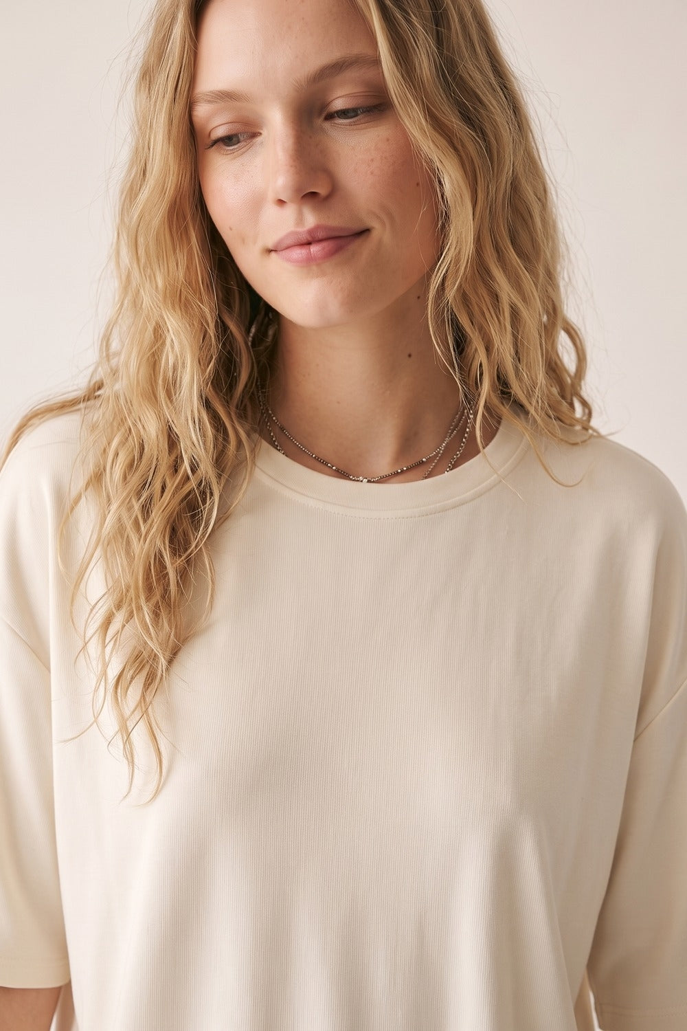 Camisola de Manga Curta com Gola Redonda e Corte Relaxado na Cor Creme
