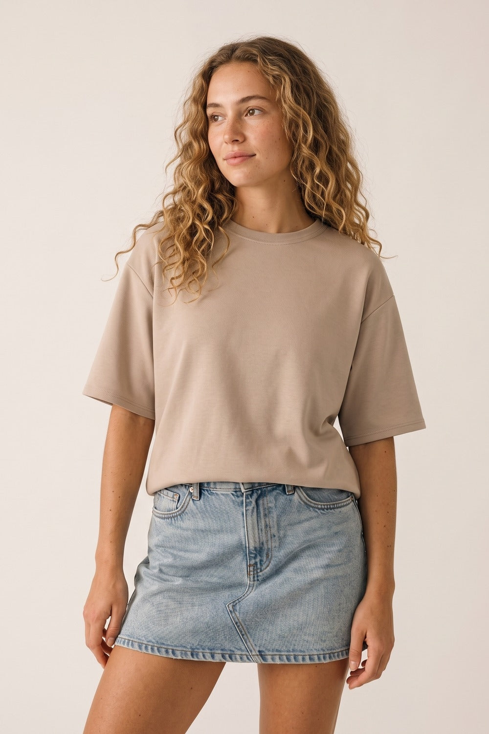 Camiseta de manga curta com ajuste relaxado e gola careca em bege