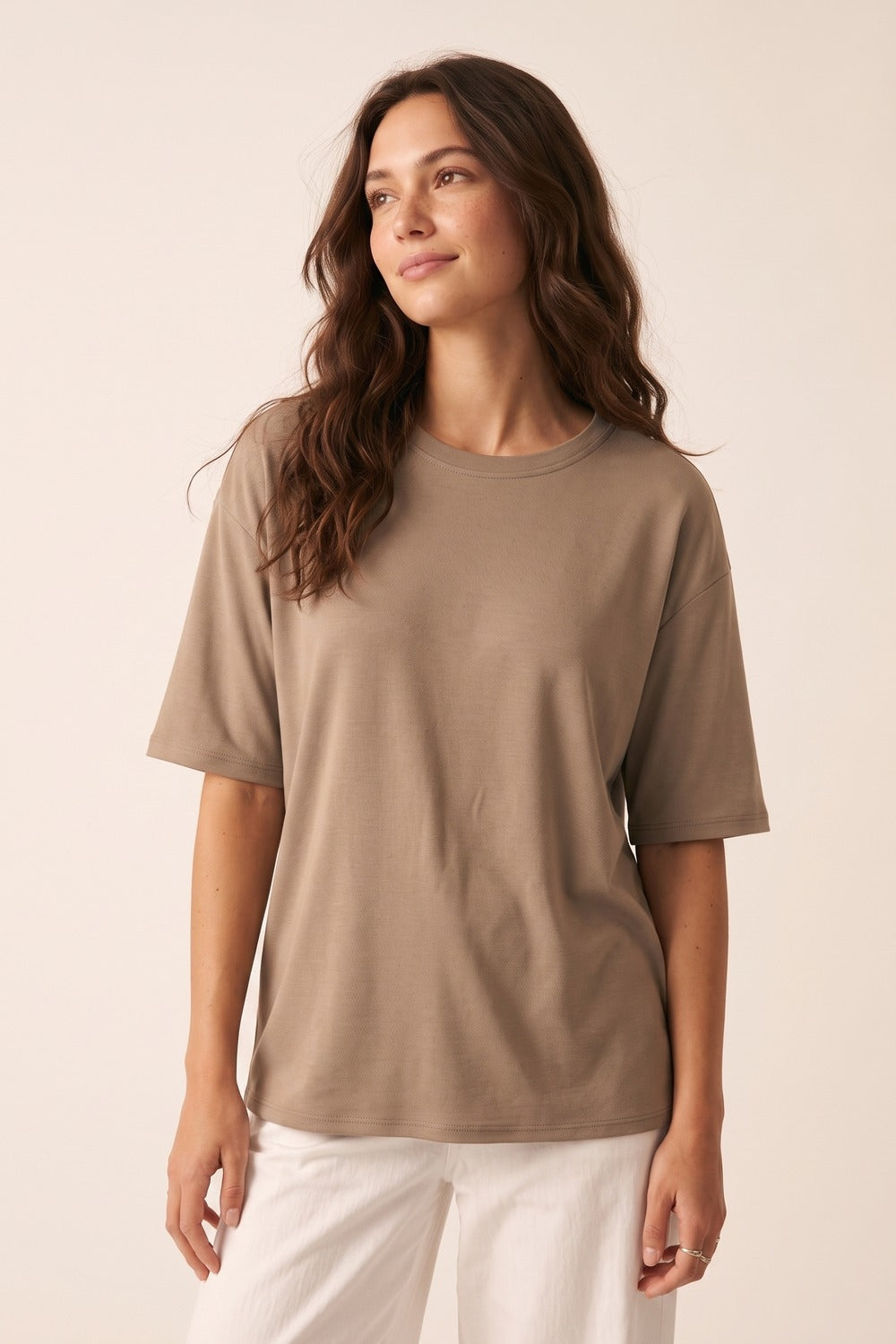 Camisola Básica de Gola Redonda de Ajuste Relaxado em tom camelo