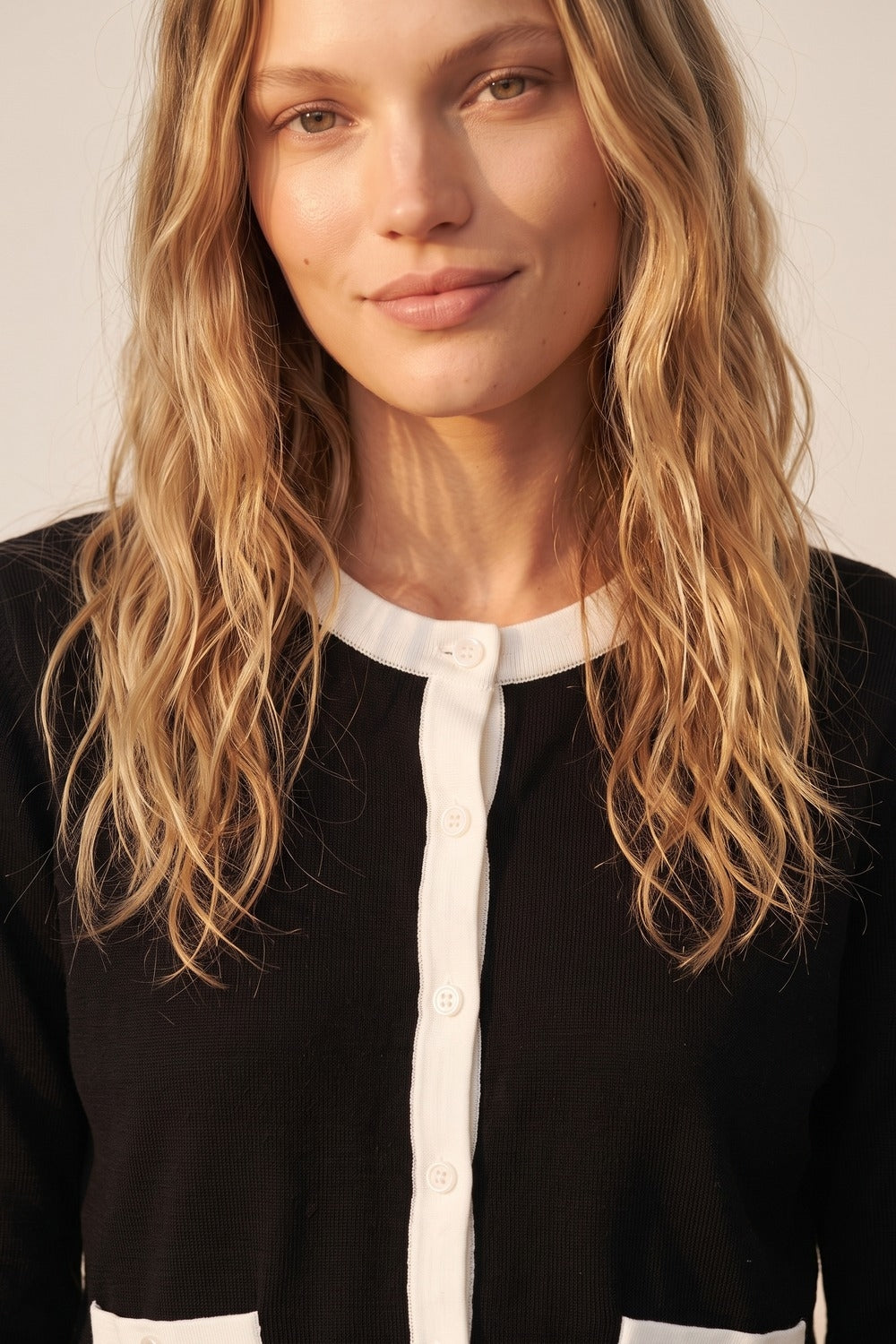Cardigan de Ajuste Regular com Acabamento Contrastante de Malha Fina na Cor Preta