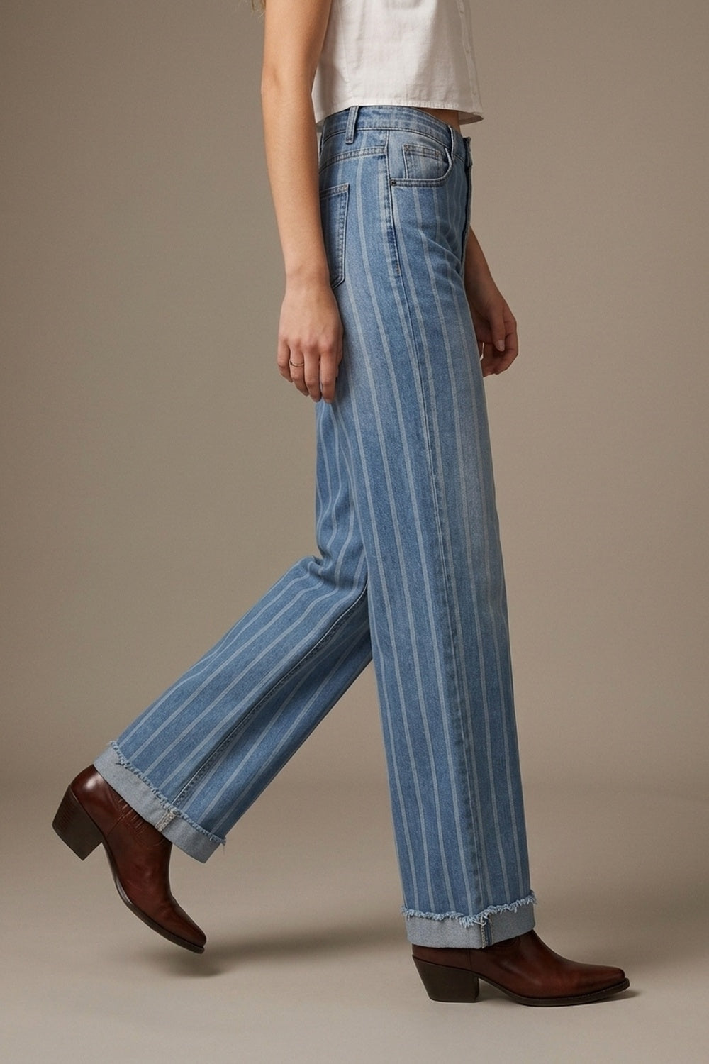 Jeans Azul de Lavagem Média com Design de Listras e Barra Desfiada