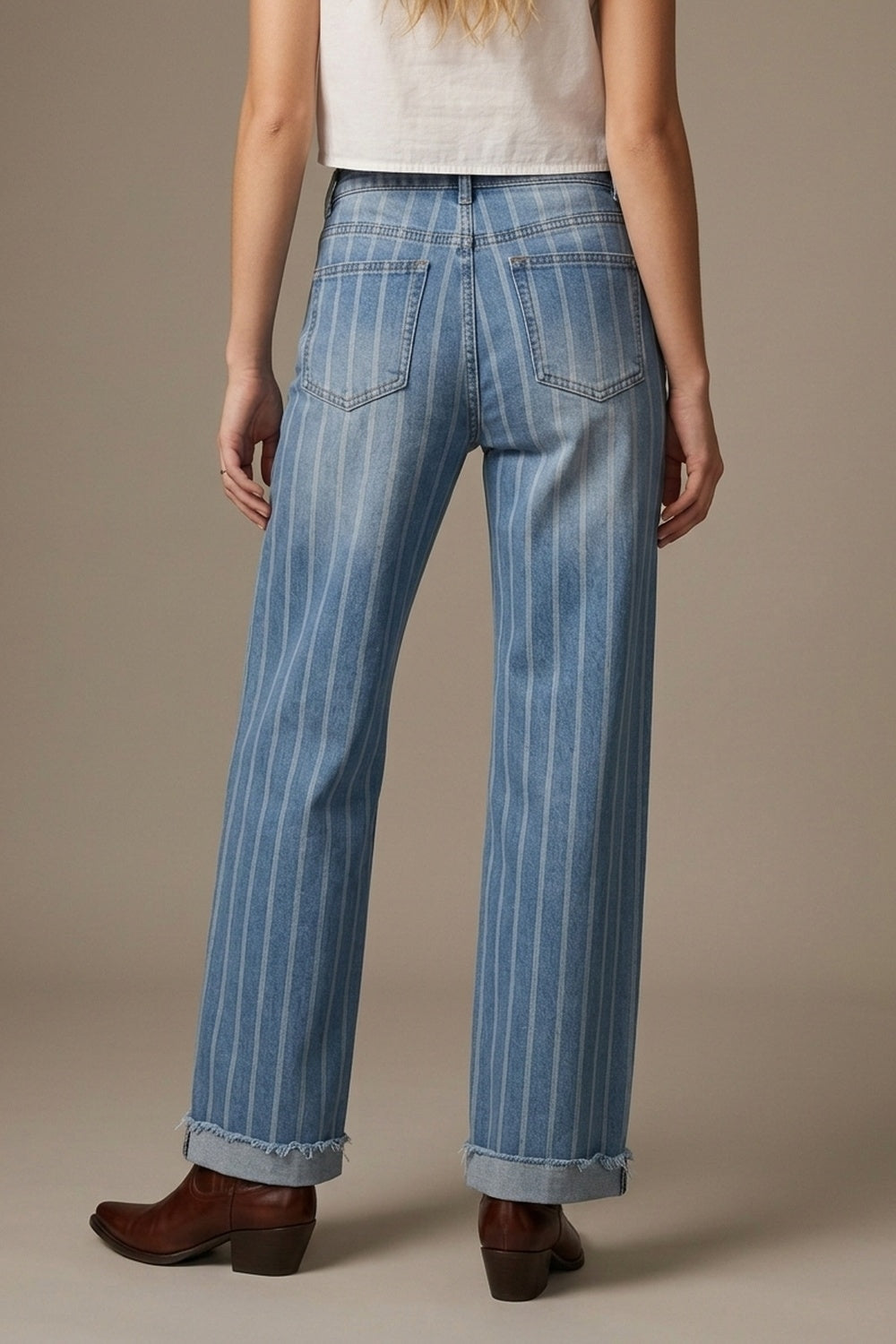Jeans Azul de Lavagem Média com Design de Listras e Barra Desfiada