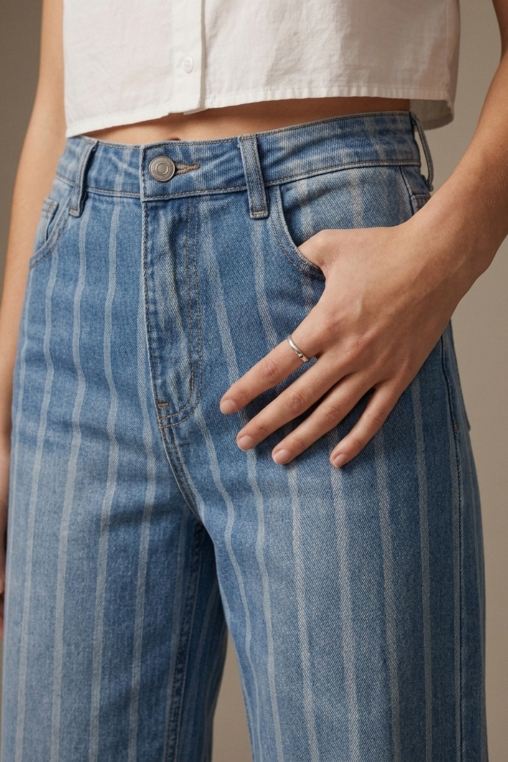 Jeans Azul de Lavagem Média com Design de Listras e Barra Desfiada