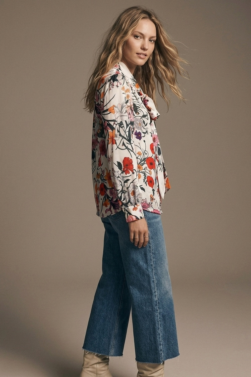 Blusa de Cetim com Estampa Floral Branca e Gola de Laço Manga Longa