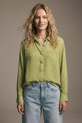 Camisa verde com estampa de animal em tecido transparente