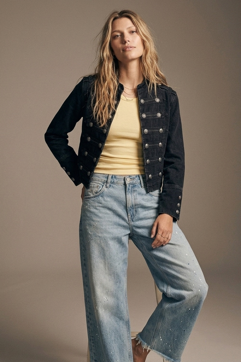 Jaqueta Jeans Denim Lavagem Preta com Botões Decorativos