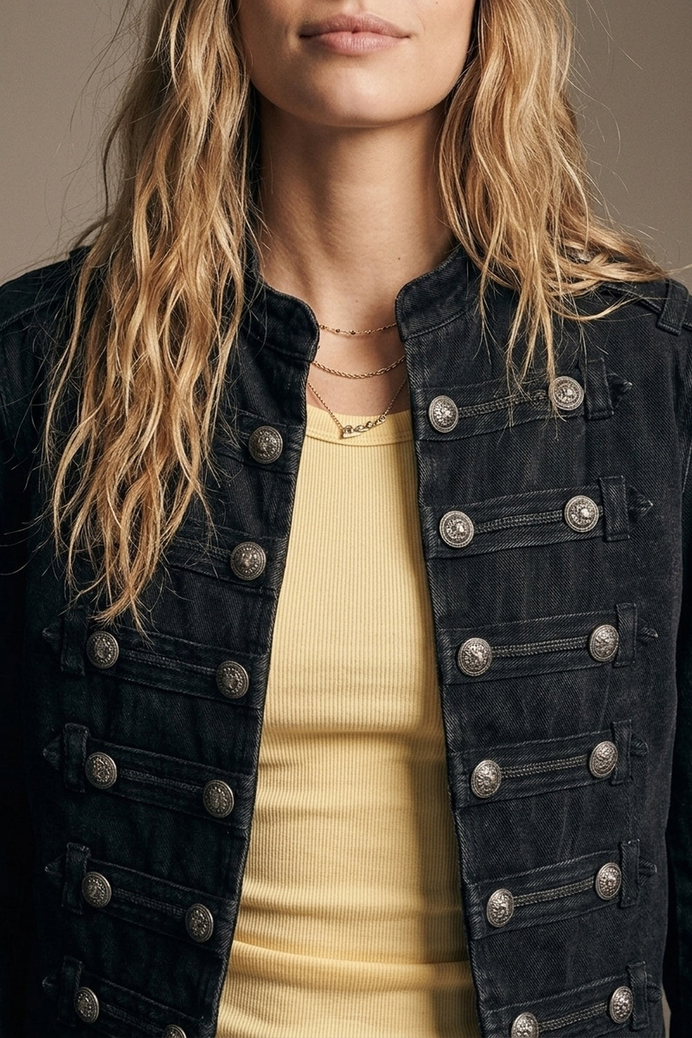 Jaqueta Jeans Denim Lavagem Preta com Botões Decorativos