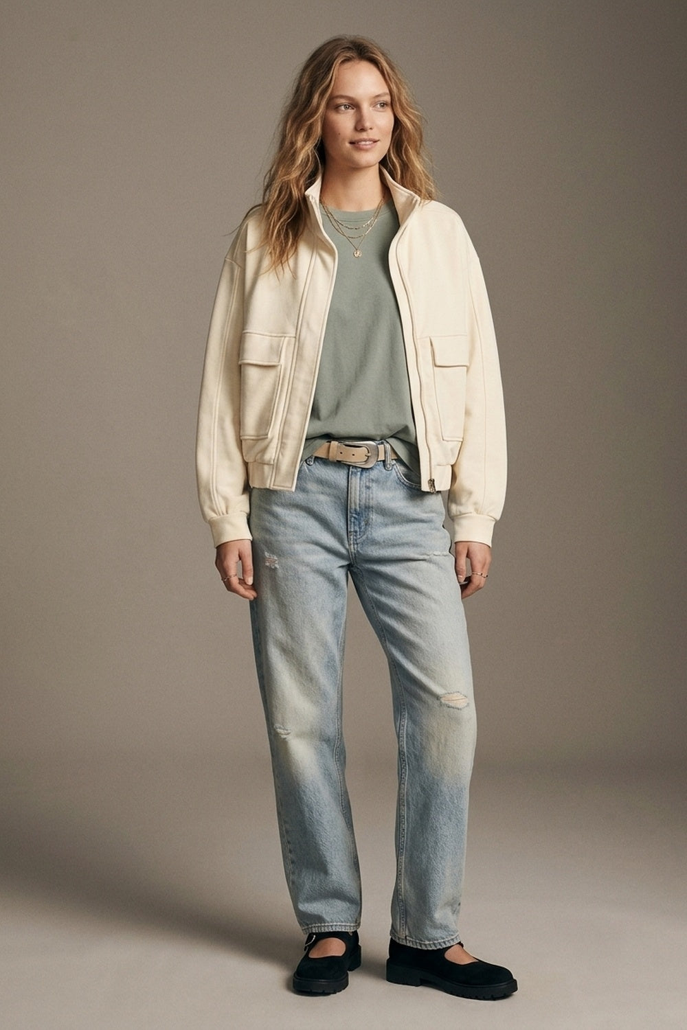 Jaqueta Bomber de Viscose Creme com Gola Alta e Bolsos Frontais de Caimento Relaxado