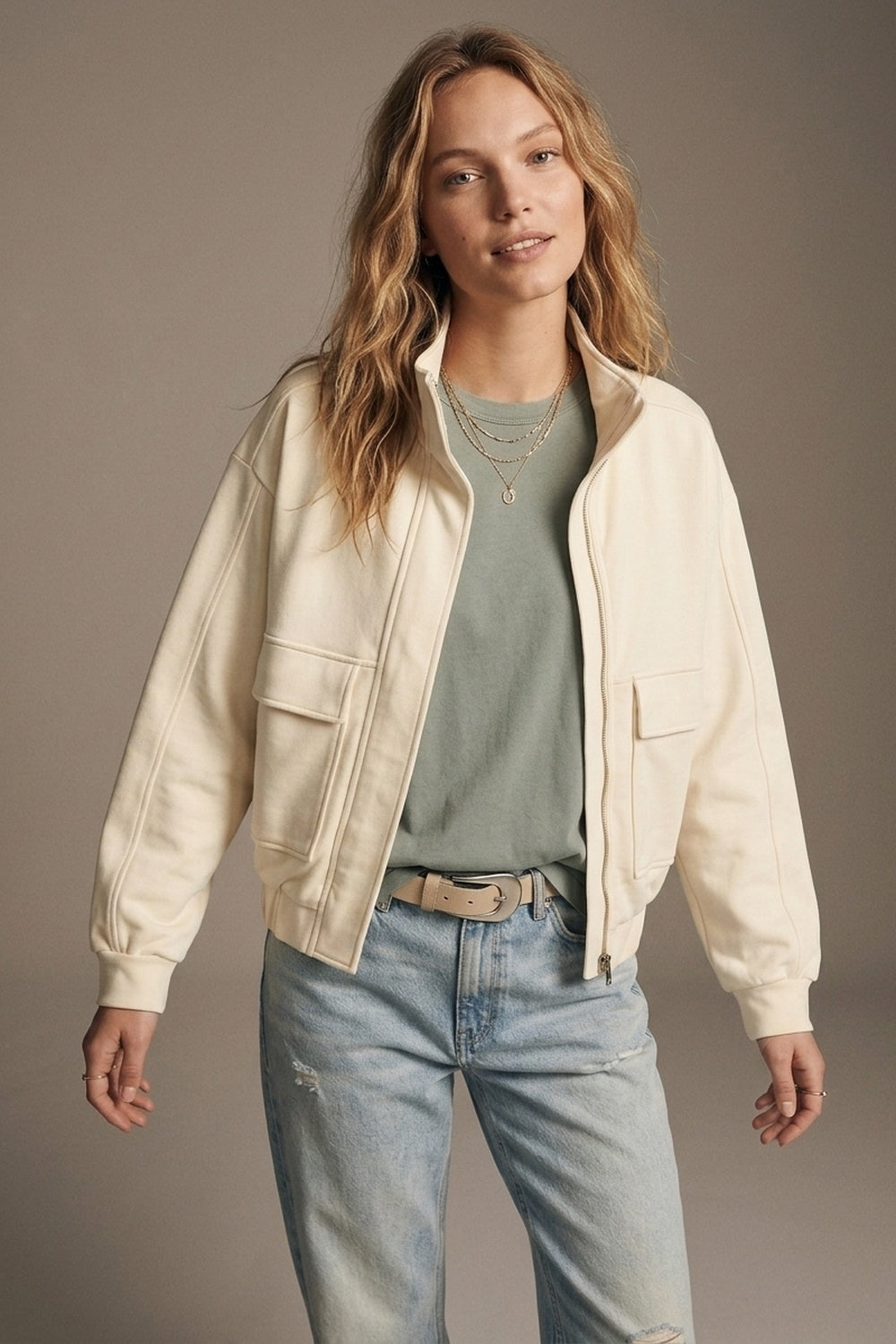 Jaqueta Bomber de Viscose Creme com Gola Alta e Bolsos Frontais de Caimento Relaxado