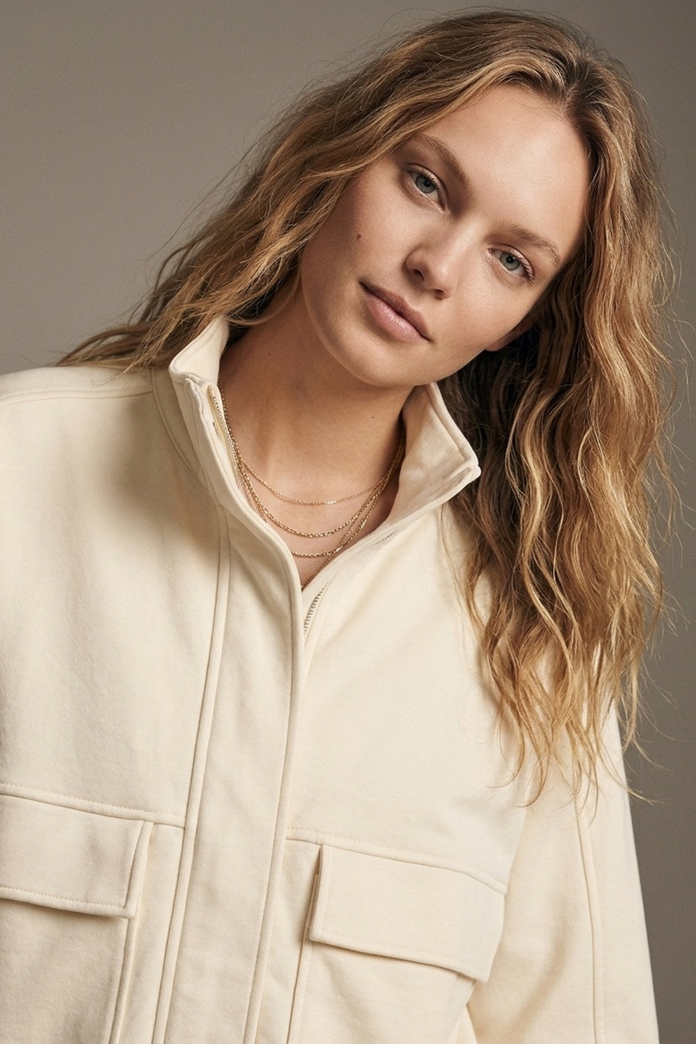 Jaqueta Bomber de Viscose Creme com Gola Alta e Bolsos Frontais de Caimento Relaxado