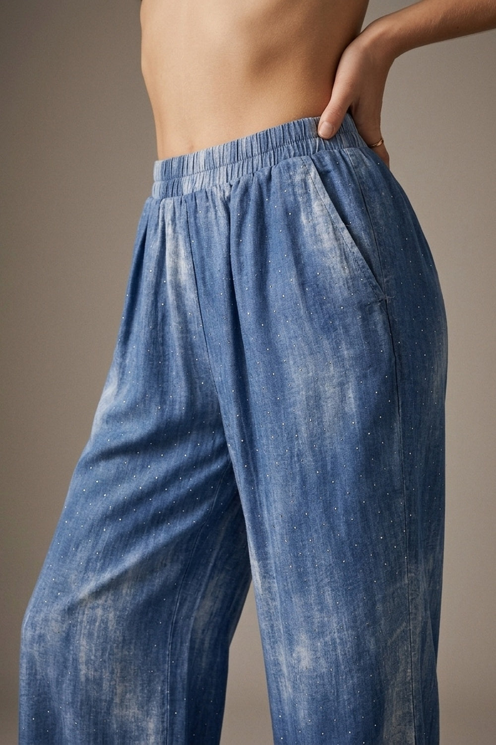 Calças de Cintura Elástica em Chiffon Azul Tie-Dye com Strass Embutido
