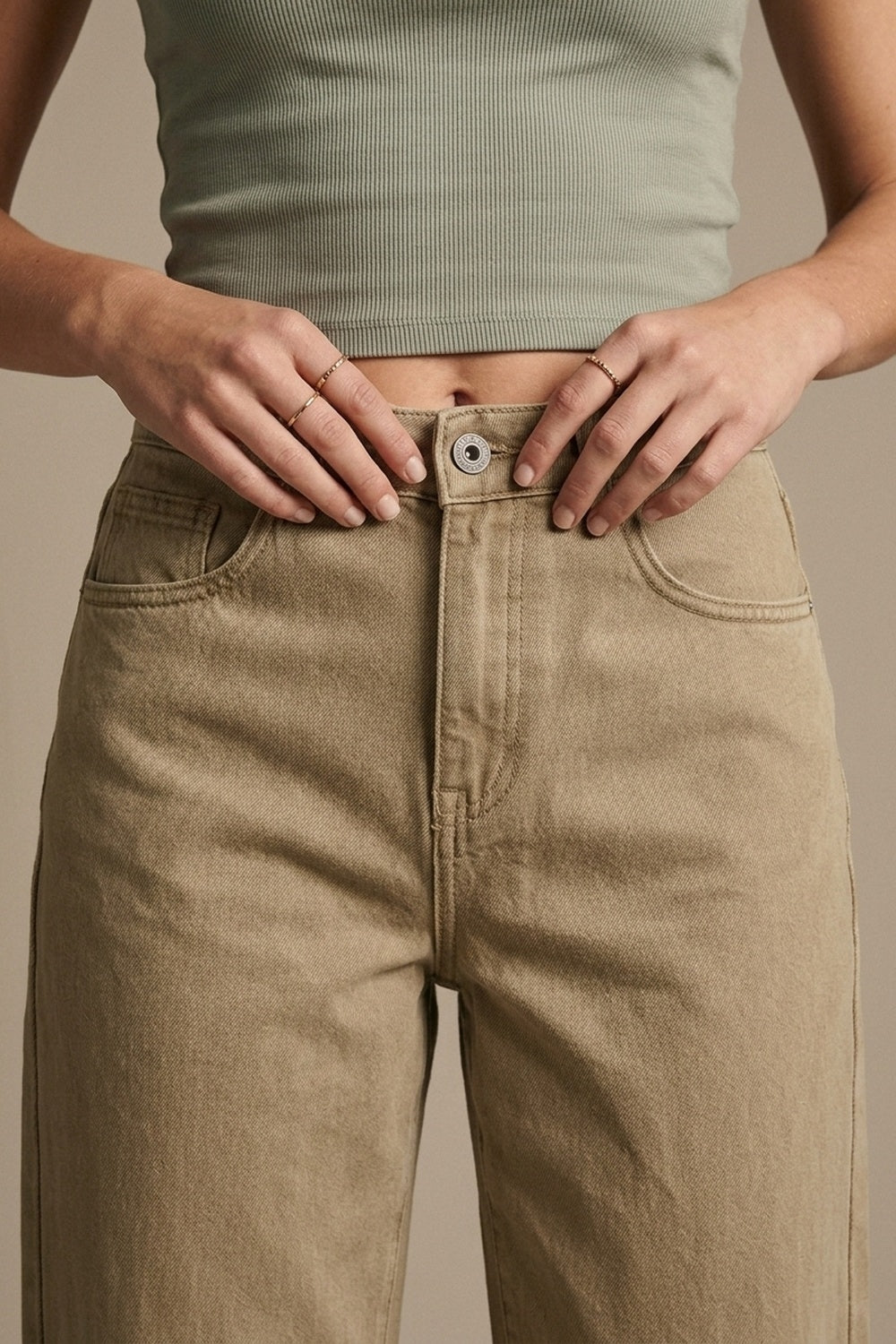 Jeans Bege de Denim Macio com Stretch e Perna Larga com costura no joelho