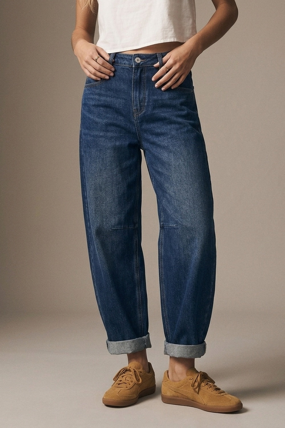 Calça Jeans Azul Escuro com Barra Dobrada e Estilo de Perna Larga