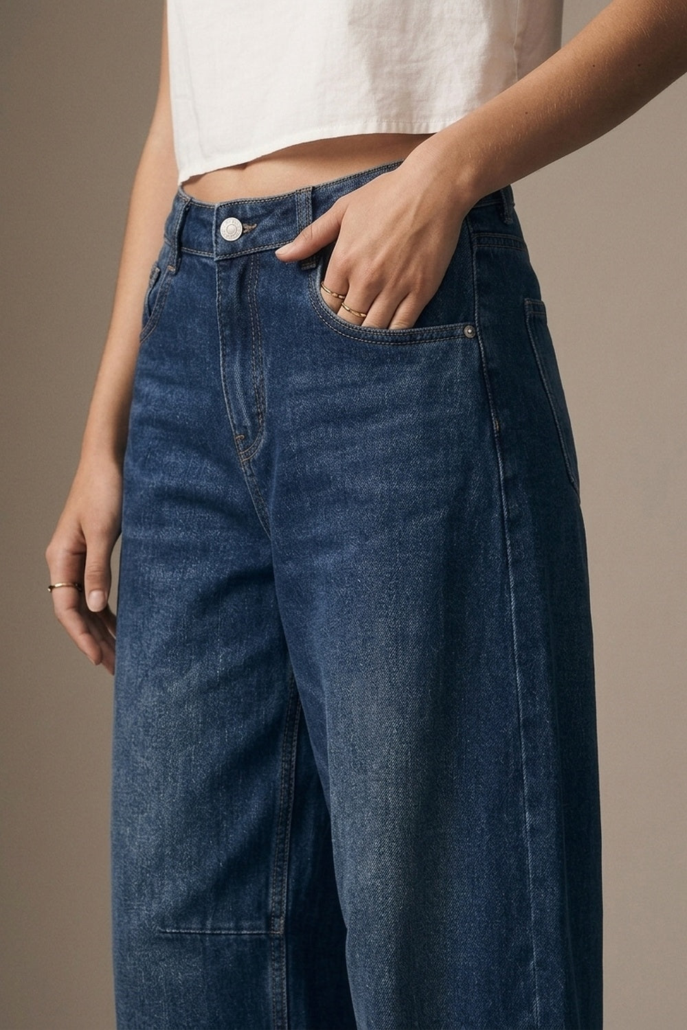 Calça Jeans Azul Escuro com Barra Dobrada e Estilo de Perna Larga