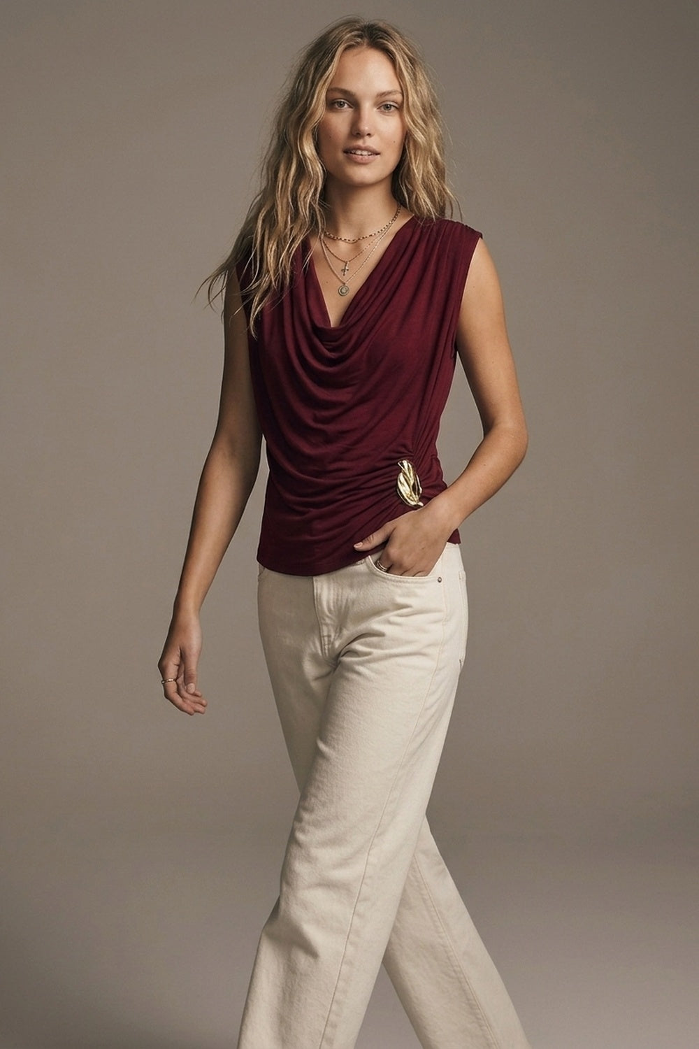 Top de viscose leve na cor borgonha com detalhe dourado e sem mangas drapeadas