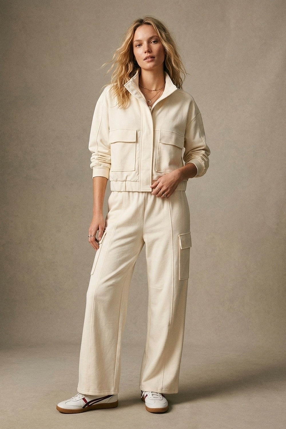 Jaqueta Bomber de Viscose Creme com Gola Alta e Bolsos Frontais de Caimento Relaxado