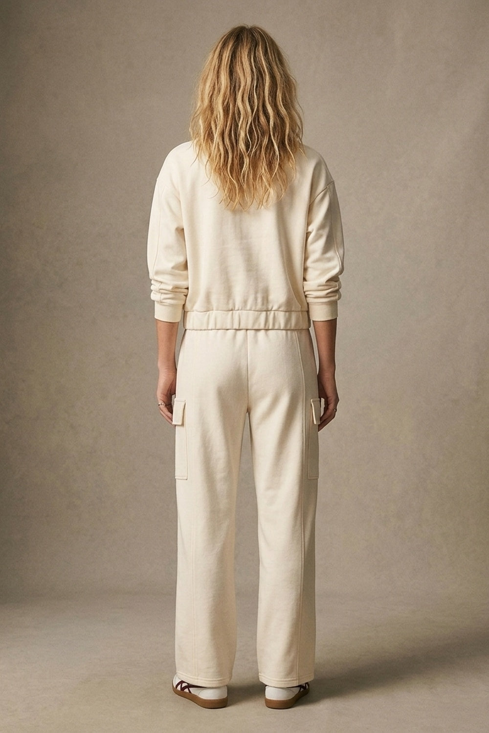 Jaqueta Bomber de Viscose Creme com Gola Alta e Bolsos Frontais de Caimento Relaxado