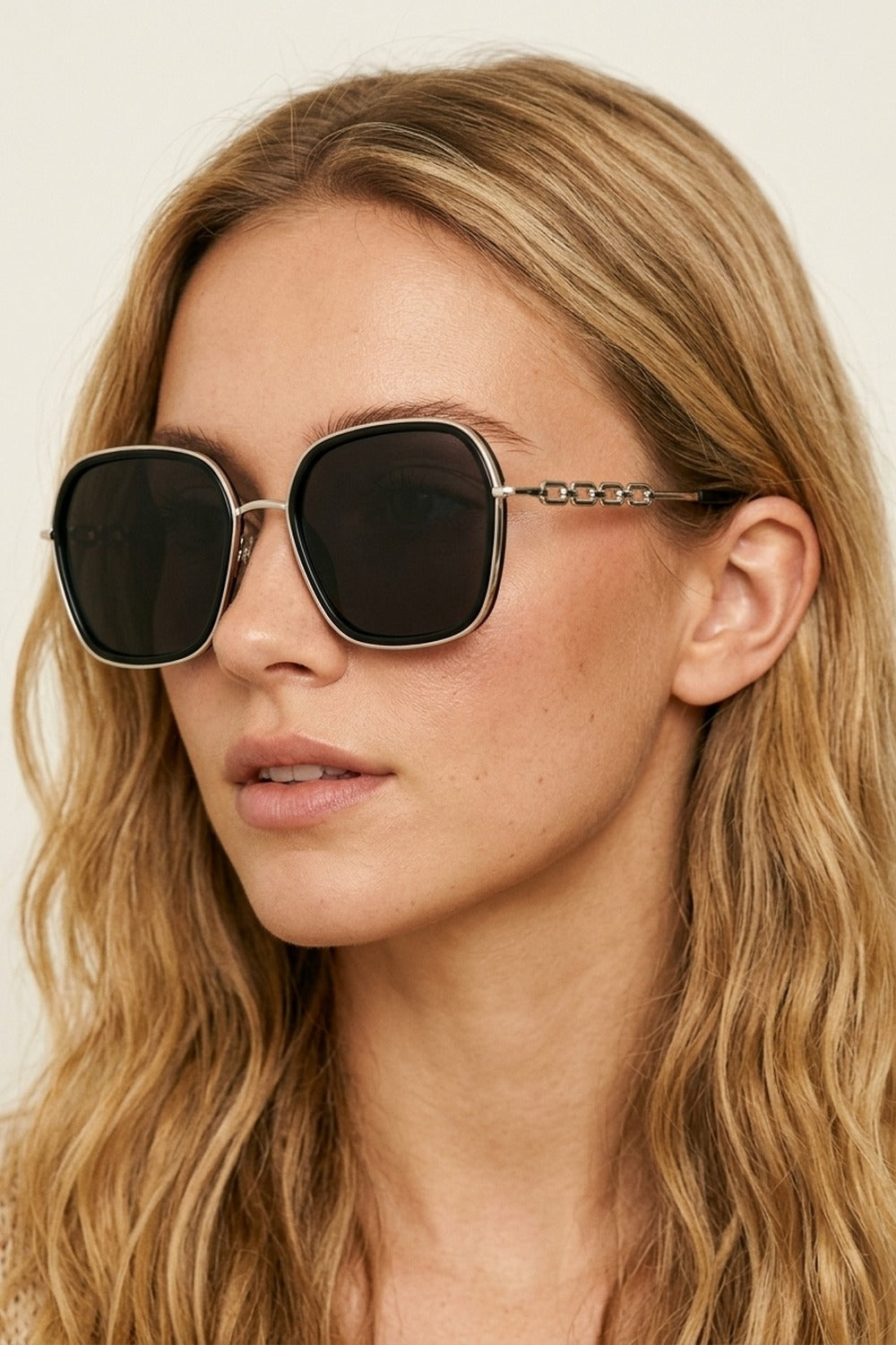 Óculos de Sol Oversized com Detalhe de Corrente de Metal e Armação Quadrada Preta