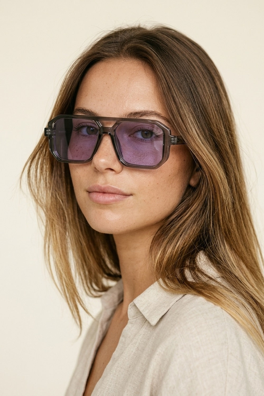 Armação Transparente Cinza Lentes Roxas Geométricas Oversize Óculos de Sol