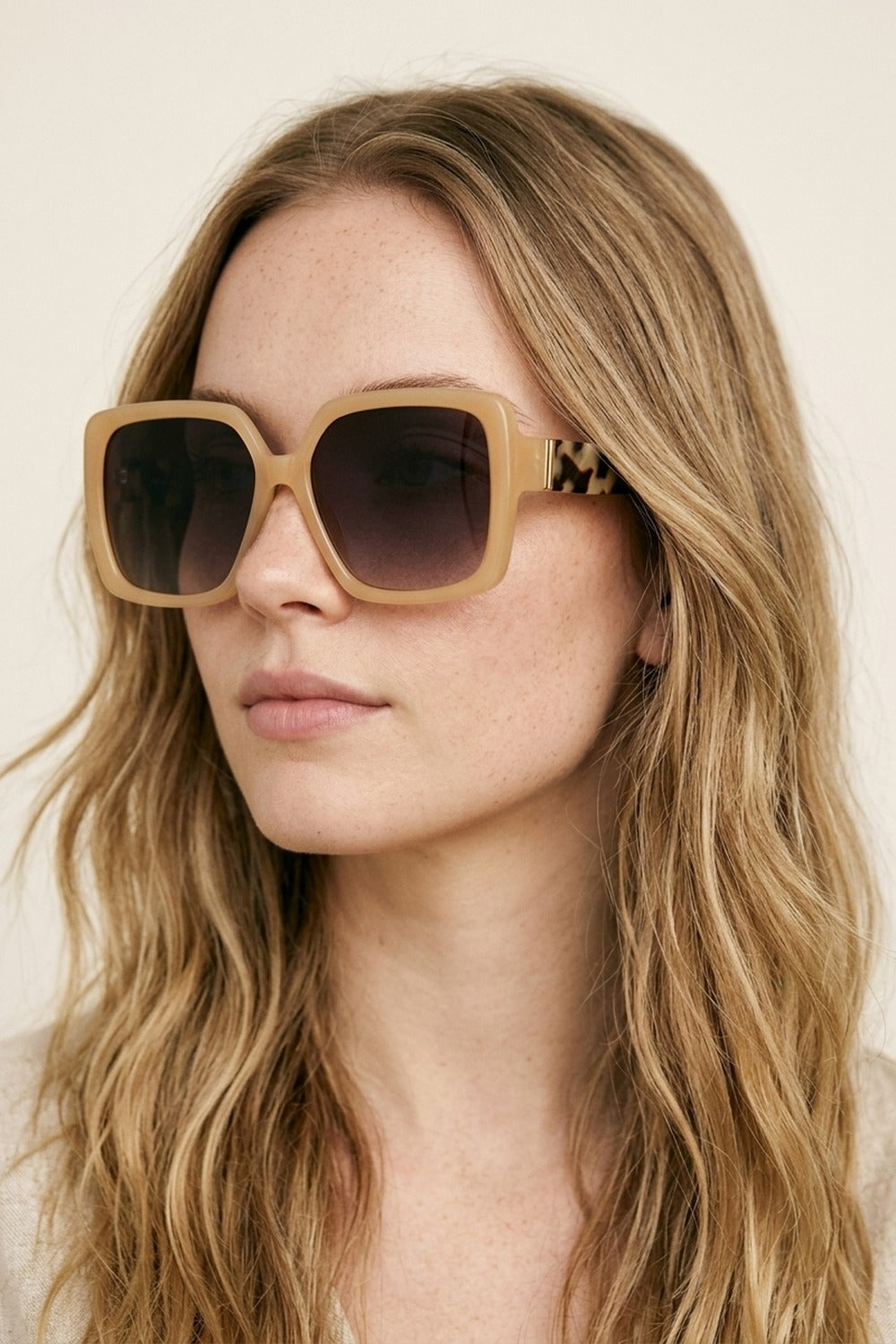 Óculos de Sol Oversized com Lente Degradê e Armação Quadrada em Tom Camelo