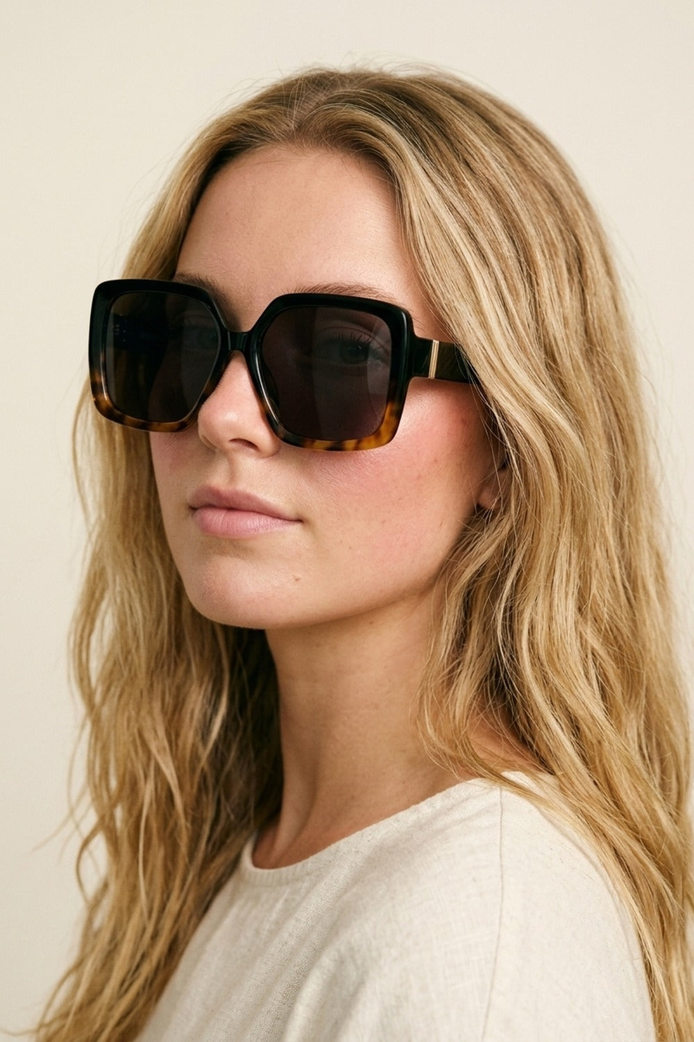 Óculos de Sol com Armação Quadrada Oversize em Tartaruga Marrom com Lentes Pretas em Degradê
