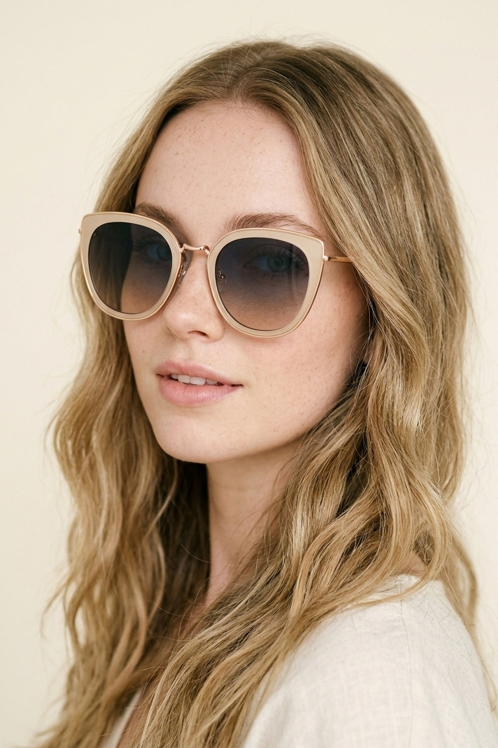 Óculos de Sol Oversized com Armação de Metal Bege e Lentes em Gradiente Formato Olho de Gato