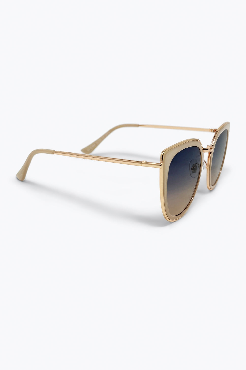 Óculos de Sol Oversized com Armação de Metal Bege e Lentes em Gradiente Formato Olho de Gato