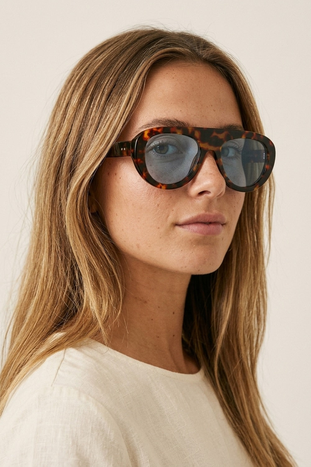 Óculos de Sol com Lentes Azuis e Armação Oval de Tartaruga Multicolorida