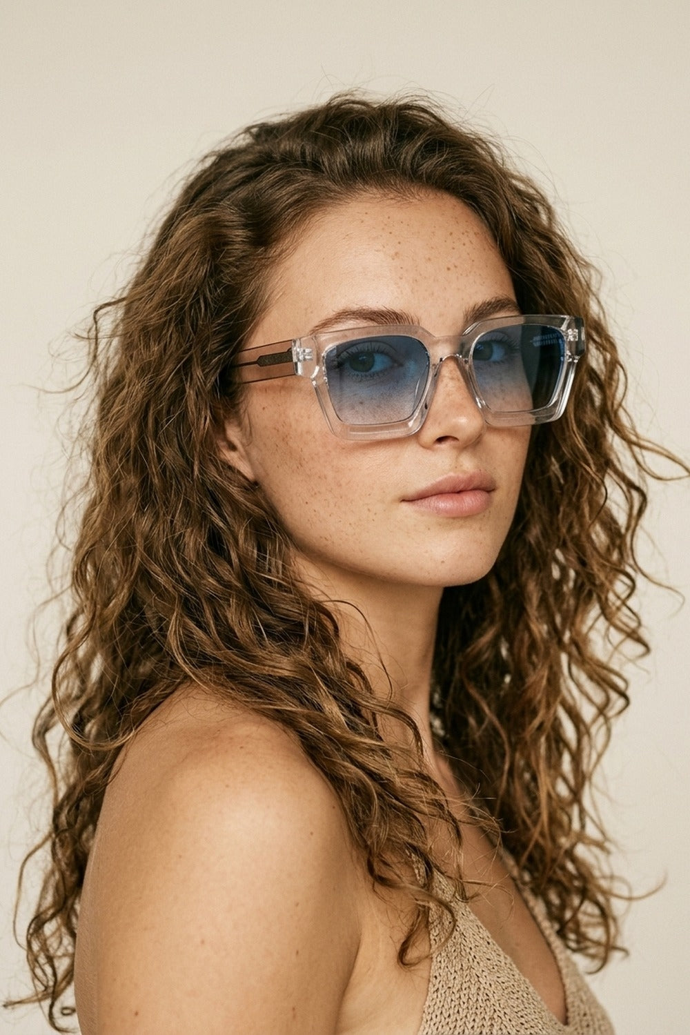 Óculos de Sol Quadrados com Armação Transparente Multicolor e Lentes em Degradê Azul