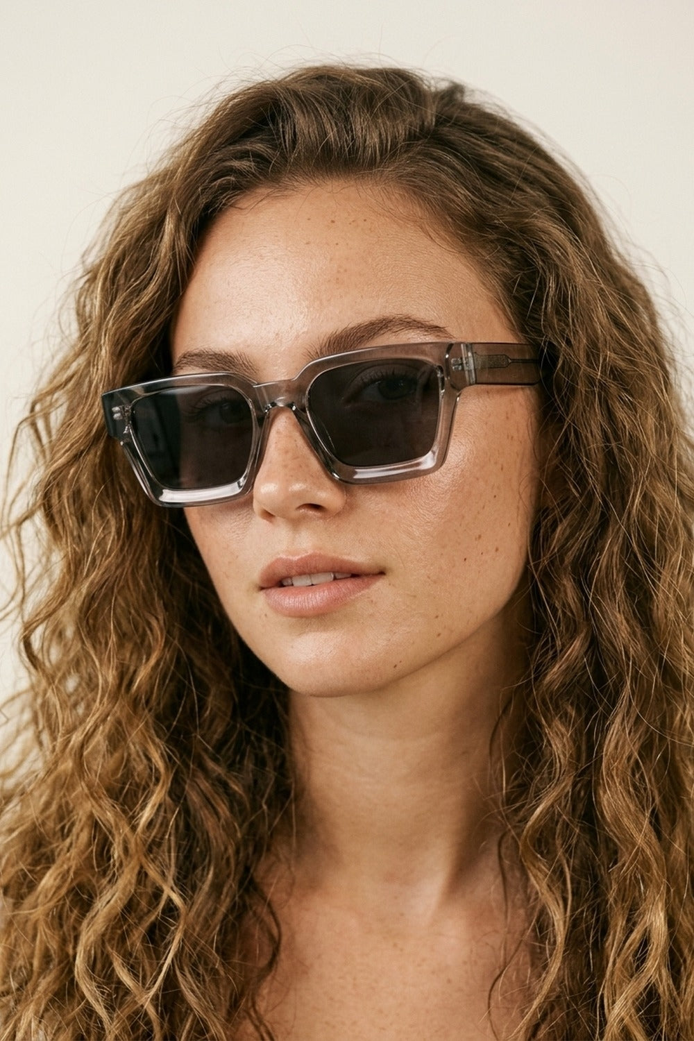Óculos de Sol Fashion com Armação Quadrada Transparente Cinza e Lentes Escuras