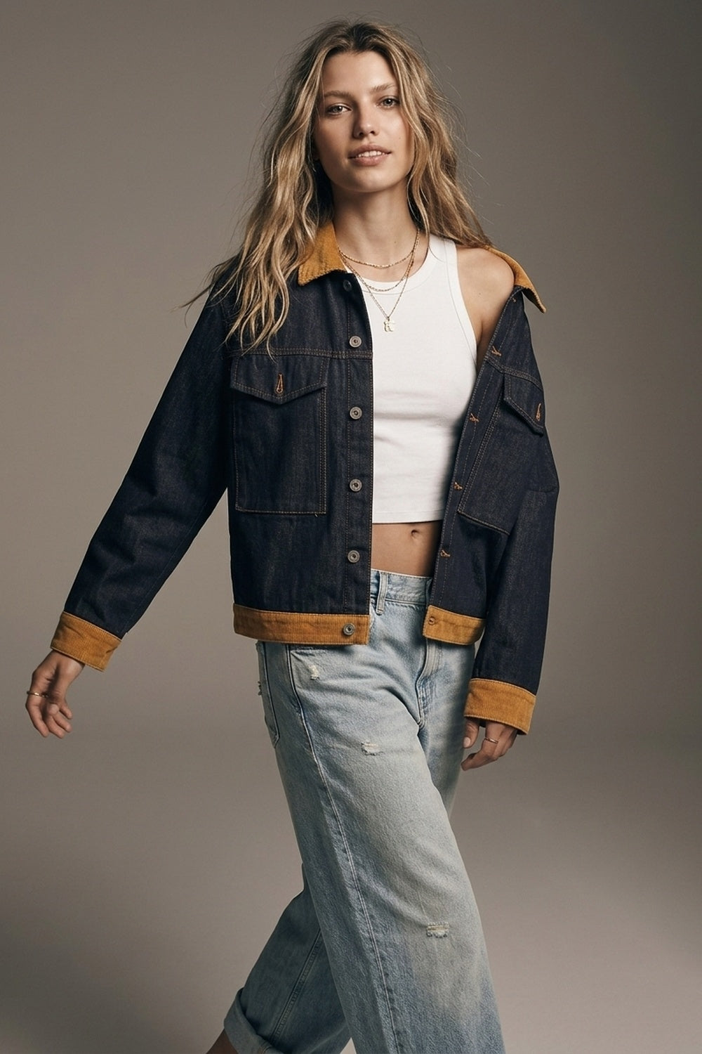 Jaqueta Ajustada Azul Denim com Gola de Veludo Cotelê e Botões na Frente