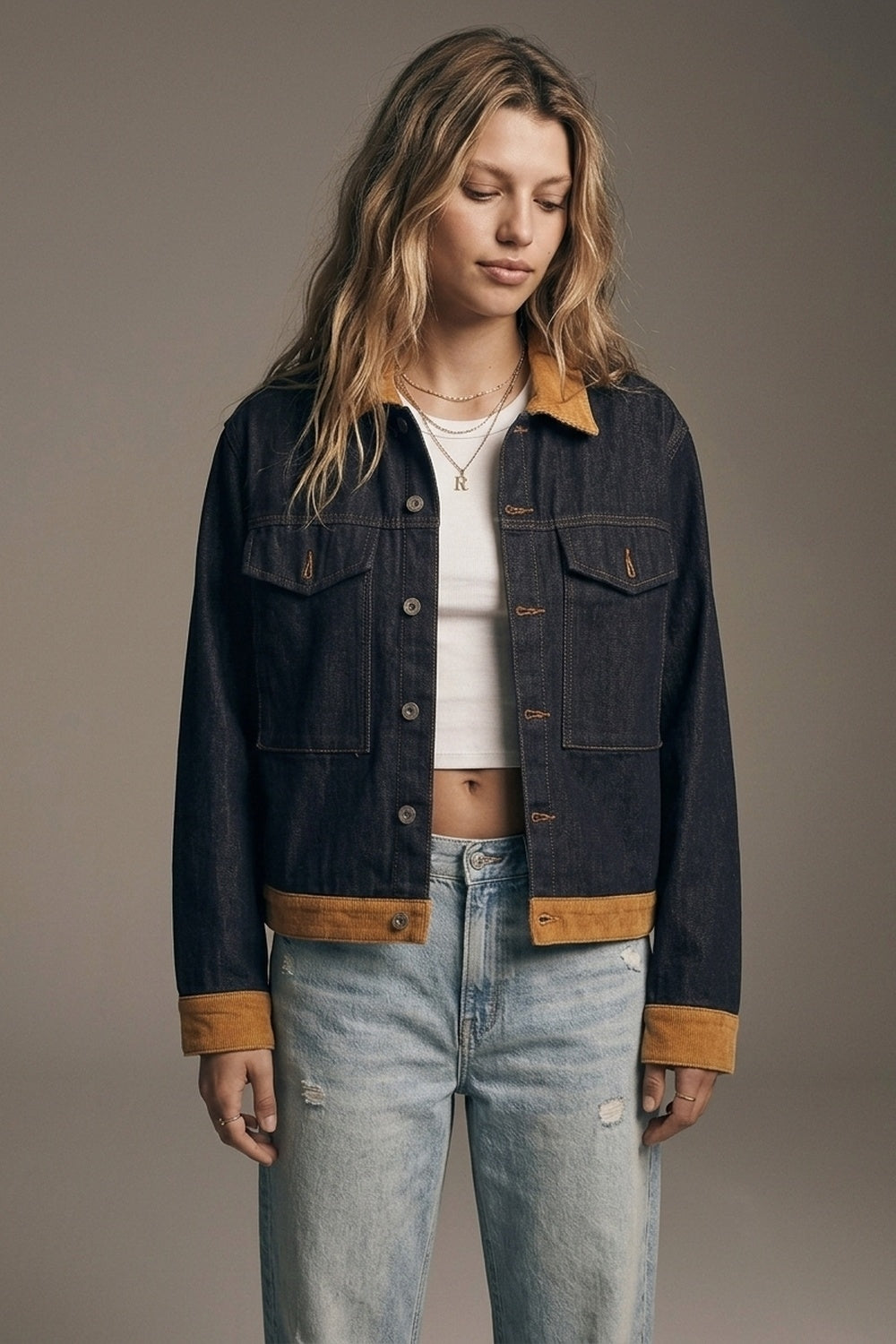 Jaqueta Ajustada Azul Denim com Gola de Veludo Cotelê e Botões na Frente