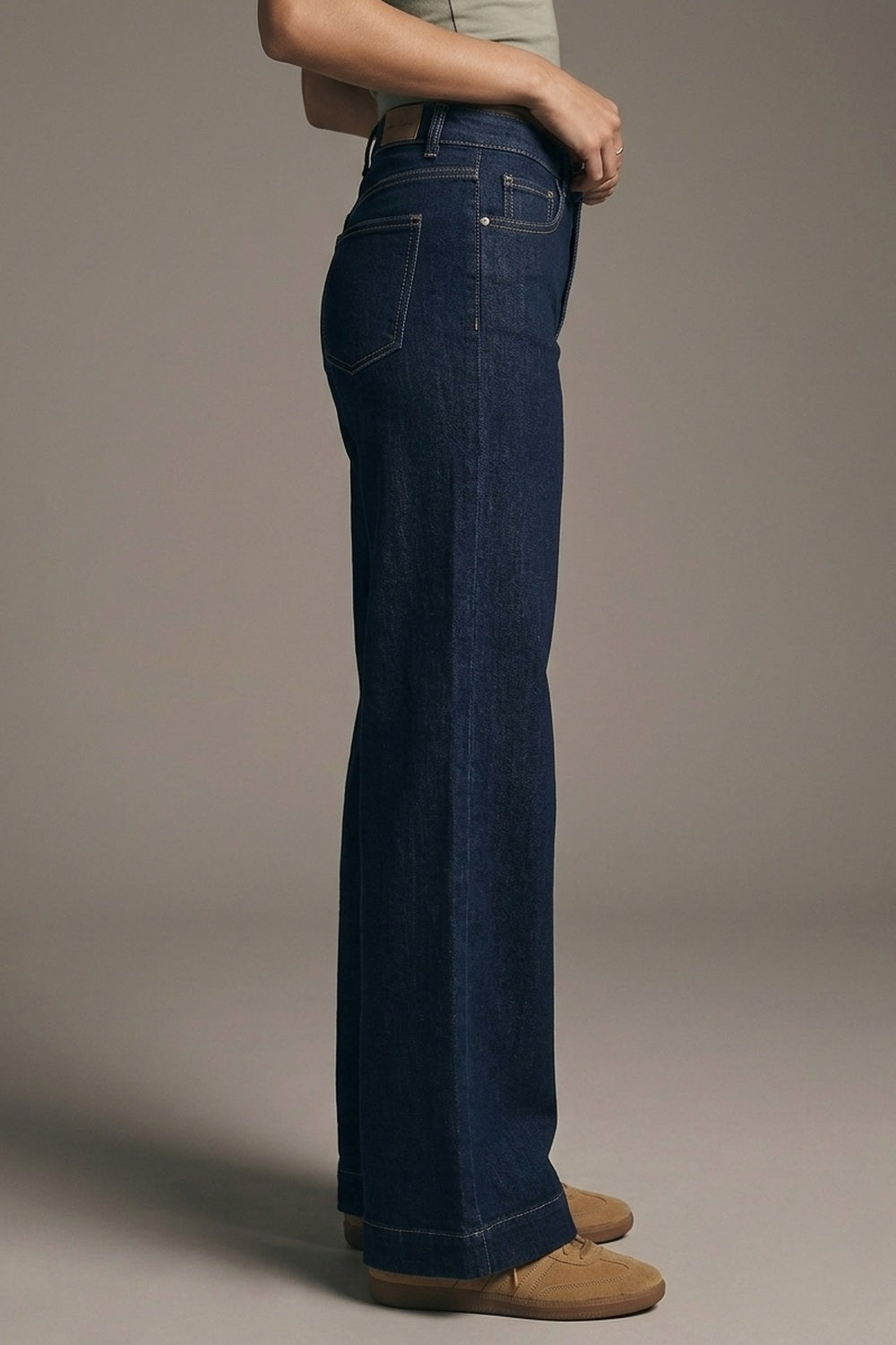 Jeans de perna larga de cintura alta em denim escuro com costuras contrastantes