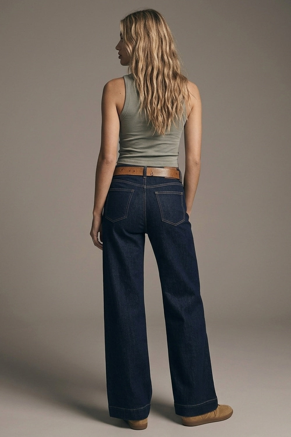 Jeans de perna larga de cintura alta em denim escuro com costuras contrastantes