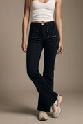 Jeans Pretos Flare com Tachas e Detalhe de Bolso Frontal