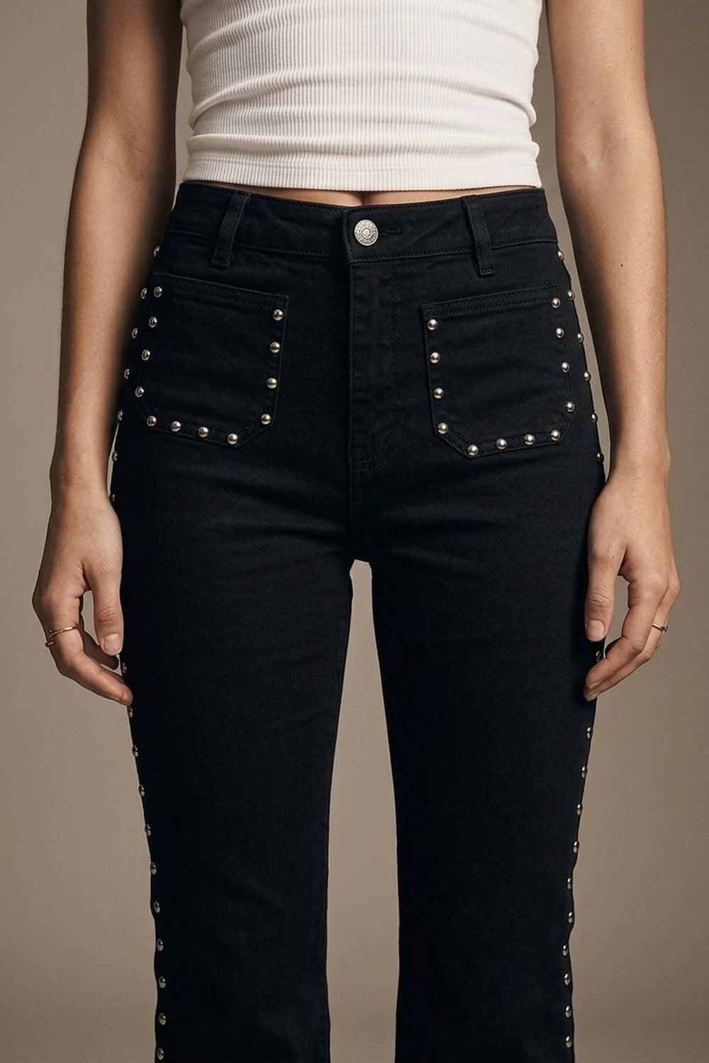 Jeans Pretos Flare com Tachas e Detalhe de Bolso Frontal