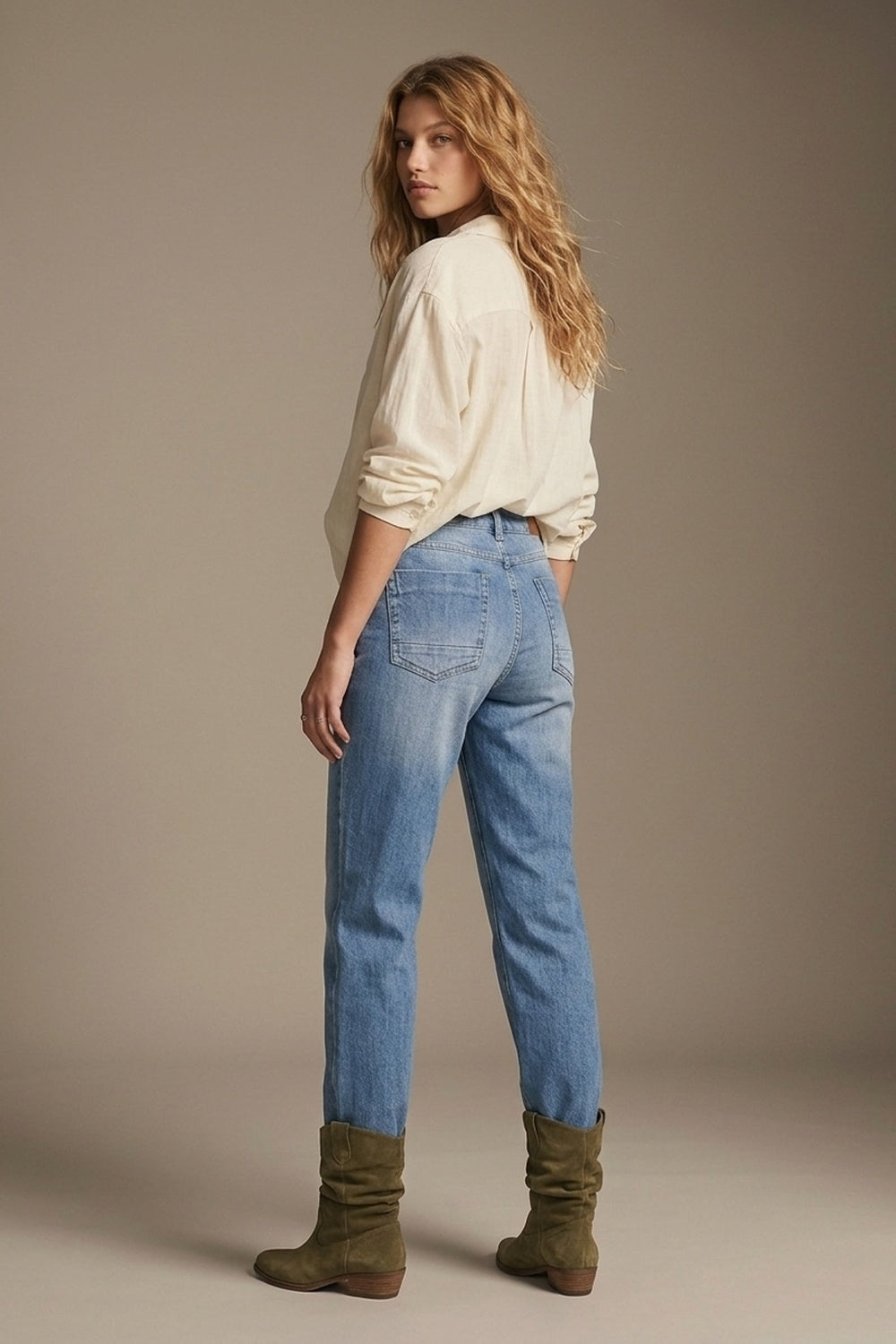 Jeans Azul Mid Wash com Perna Reta no Estilo Mom Fit