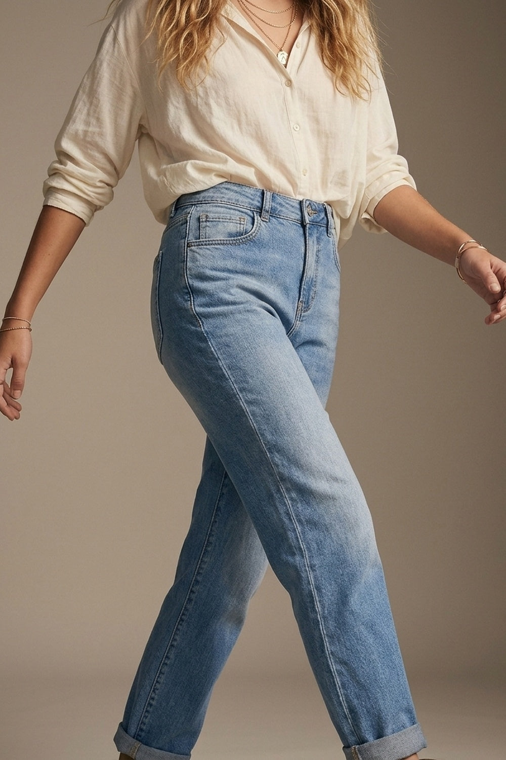 Jeans Azul Mid Wash com Perna Reta no Estilo Mom Fit