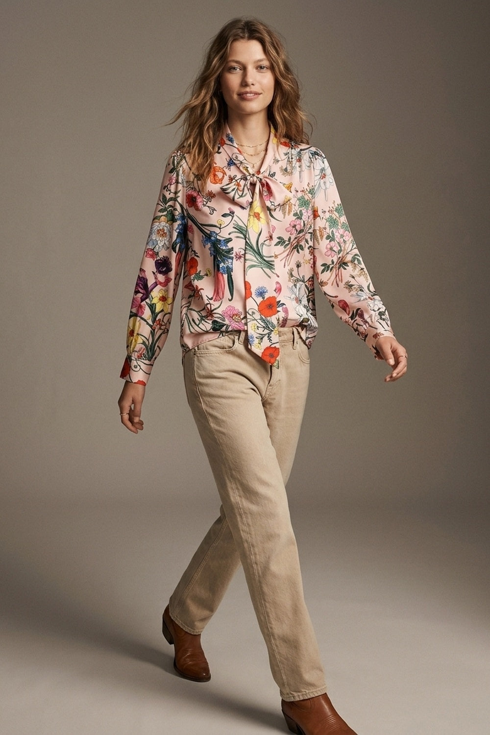 Blusa de Cetim Rosa Claro com Estampa Floral e Laço no Pescoço de Manga Longa