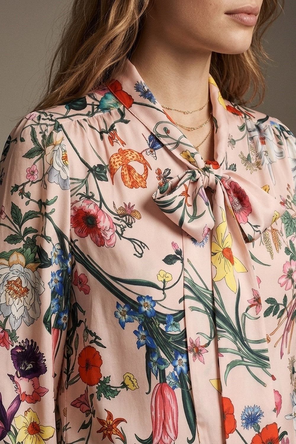 Blusa de Cetim Rosa Claro com Estampa Floral e Laço no Pescoço de Manga Longa