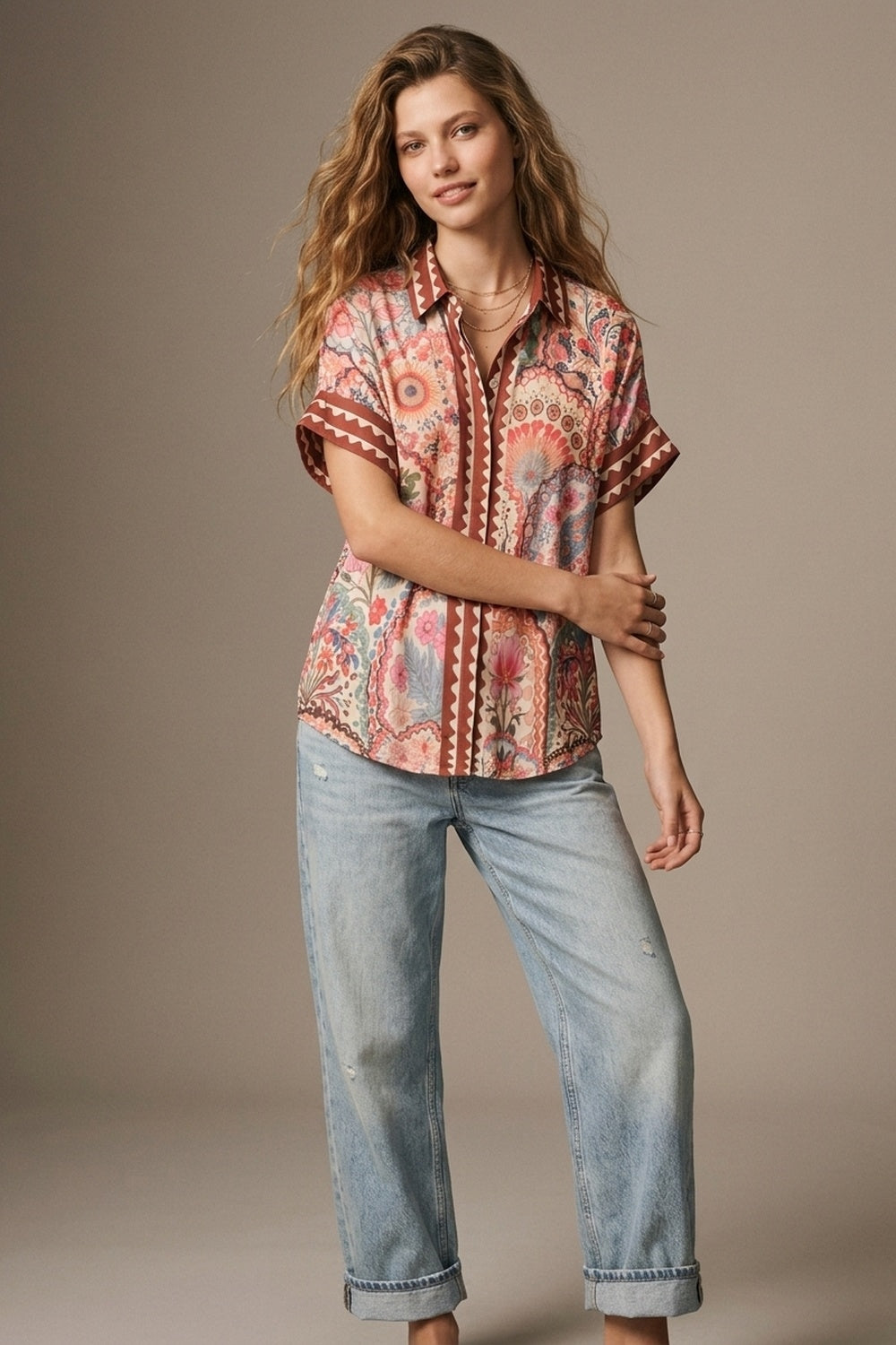 Camisa de Tecido Leve com Estampa Floral Multicolorida e Acabamento Contrastante