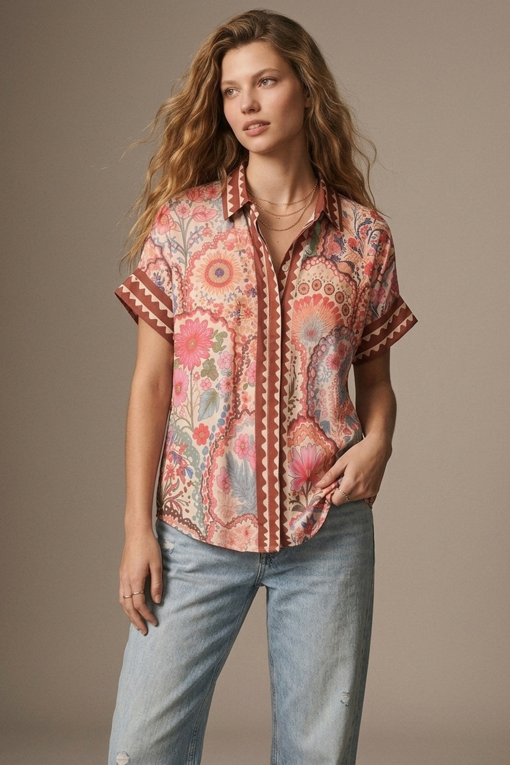 Camisa de Tecido Leve com Estampa Floral Multicolorida e Acabamento Contrastante