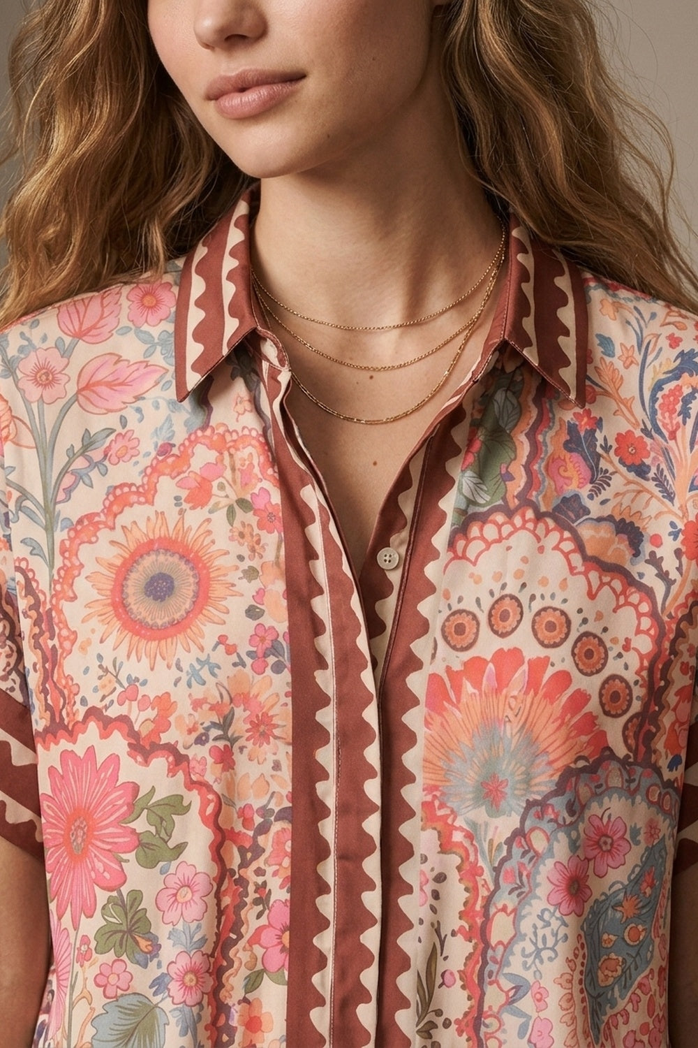 Camisa de Tecido Leve com Estampa Floral Multicolorida e Acabamento Contrastante