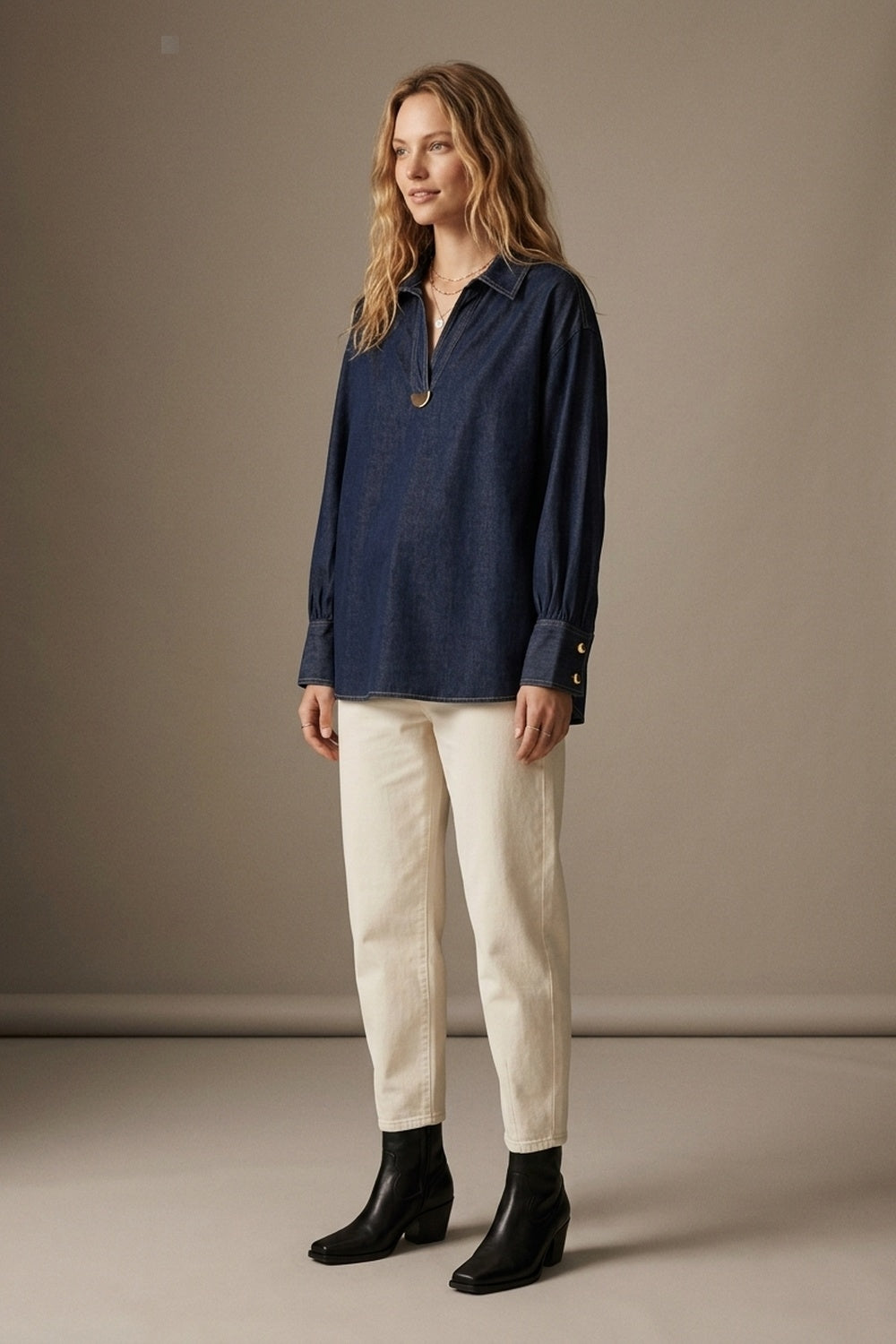 Camisa com Gola V e Detalhe em Ouro em Tecido Jeans Leve